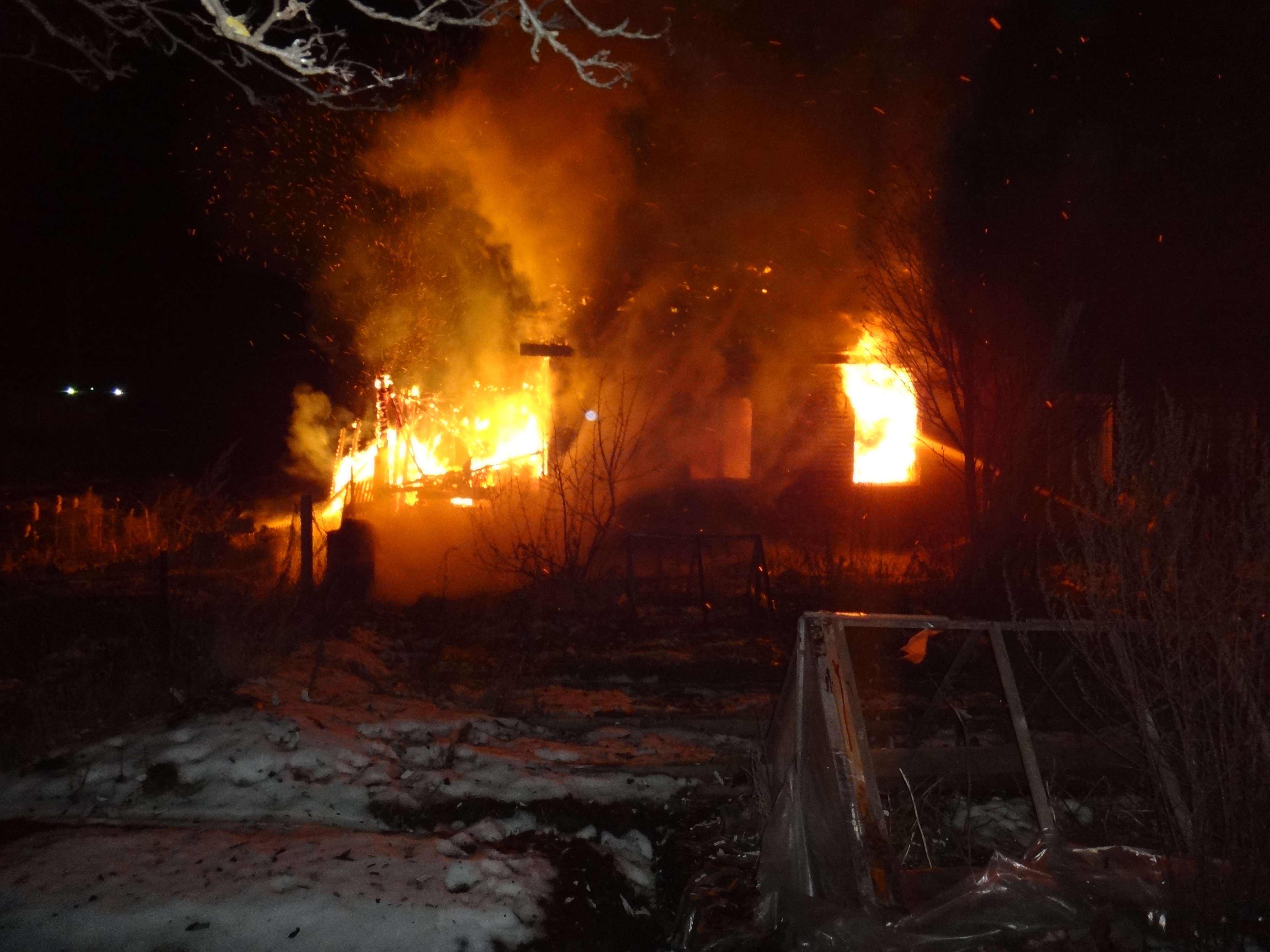 Пять человек погибли при пожаре в Соколе, в том числе двое  несовершеннолетних