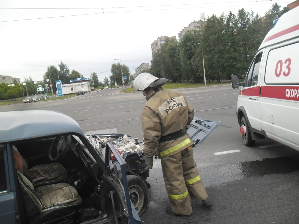 Сегодня утром в Череповце столкнулись ВАЗ-2107 и «Лада-Калина», пострадали  двое