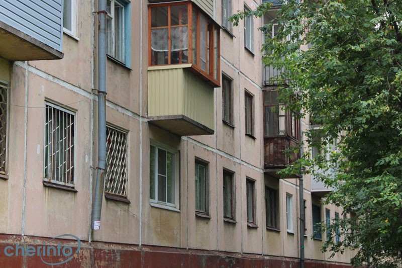 По словам соседей, хозяева квартиры на улице Устюженской регулярно выкидывают свою собаку с балкона