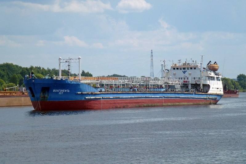  Чтобы снять танкер с мели, пришлось сначала перекачать нефтепродукты в другое судно Фото: http://fleetphoto.ru 