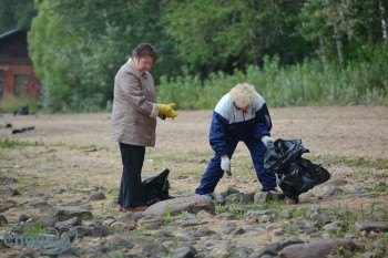 На набережной от Соборной горки до Октябрьского моста волонтеры нашли огромное количество мусора, оставленного горожанами