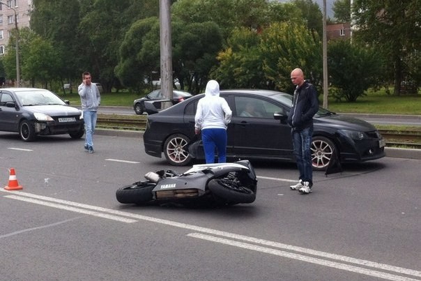  Мотоциклист ехал по главной дороге, когда его не пропустил автомобиль Фото: Игорь Лапшов 
