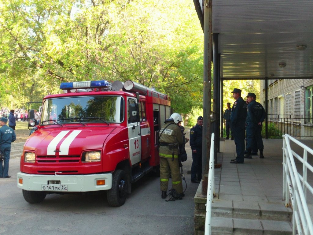  Условный пожар в школе № 25 Череповца был ликвидирован успешно Фото: ГУ МЧС России по Вологодской области 