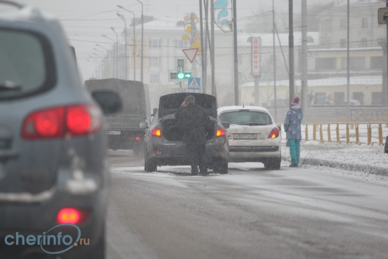 Инспекторы ГИБДД предупреждают, что при снегопаде лучше аккуратнее ездить, чем потом тратить время на оформление ДТП