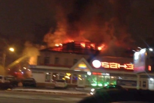  По словам очевидцев, тушение пожара продолжается до сих пор Фото: vk.com, Илья Питенков 