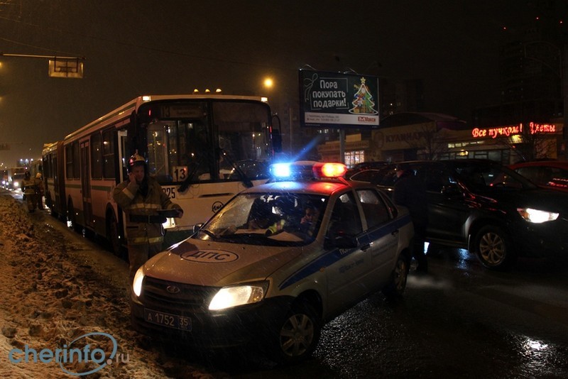 Водитель автобуса 13-го маршрута резко затормозил, в результате чего в салоне упала пассажирка