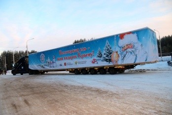 28-метровый автопоезд «Вологодская ель — наш подарок Крыму» отправился в путь в минувшую пятницу