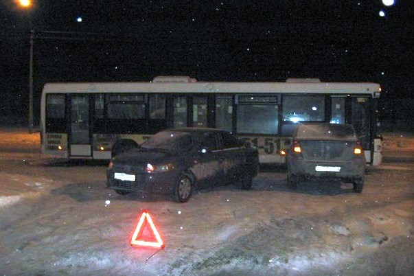 При столкновении двух легковушек и автобуса пострадала кондуктор Фото: отдел ГИБДД 
