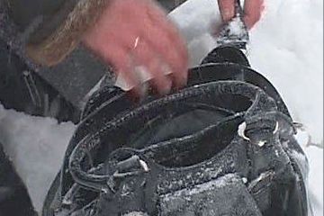  В ходе осмотра места происшествия полицейские обнаружили сумку и личные вещи потерпевшей, которые грабители выкинули Фото: http://www.megairk.ru/ 