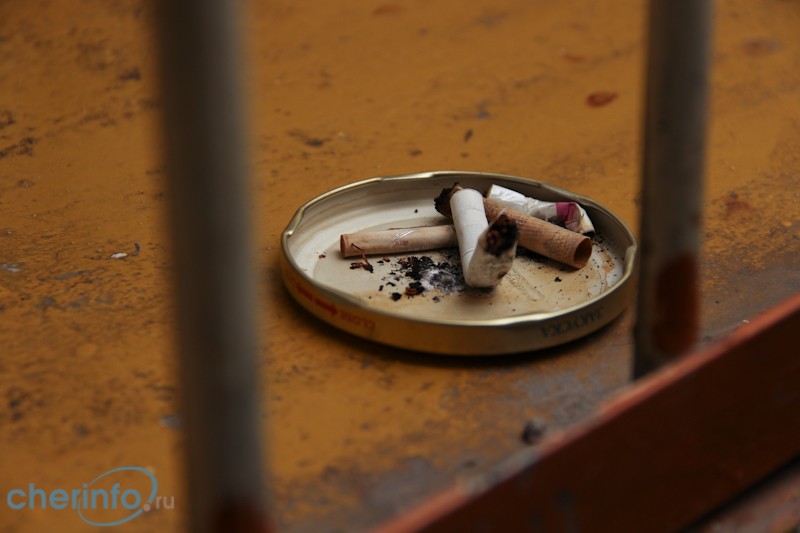 Согласно действующему закону, штраф за курение в общественном месте составляет от 500 до 1000 рублей