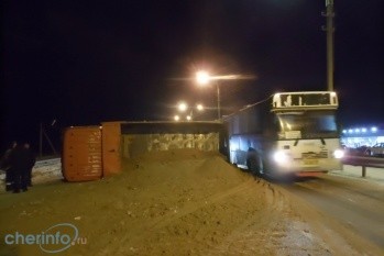 По сообщению ГИБДД, около 16.30 в районе Солманского перевернулся грузовик «Донгфенг»