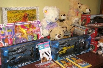На новогоднюю ёлку в детский дом отправились сладости, книжки и мягкие игрушки