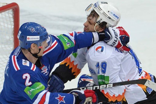  Несмотря на итоговое поражение, череповецкие хоккеисты показали хорошую игру и заслуженно заработали важное для себя очко Фото: spb. sovsport.ru 