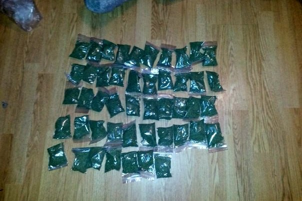 В ходе обыска квартиры задержанного полицейские обнаружили 47 пакетиков с курительными смесями