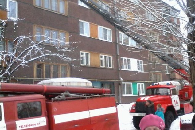  В ходе тушения пожара специалисты обнаружили в квартире тело погибшего Фото: http://www.severinform.ru/ 