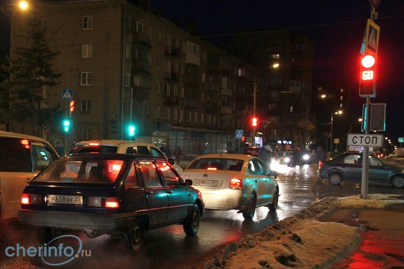 Утром и вечером увеличено время горения зеленого сигнала прямо по улице Ломоносова
