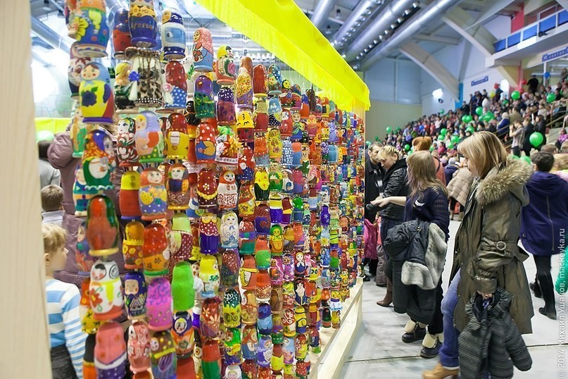 В Череповце в ходе фестиваля матрешки его участники расписали 5600 кукол
