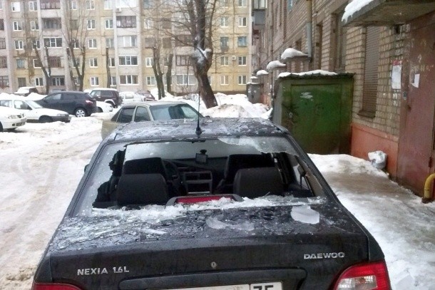  В случае падения сосульки суд будет учитывать, в разрешенном ли месте стоял автомобиль Фото: Вячеслав Смирнов, vk.com 