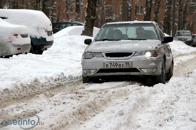 Если центральные улицы в Череповце находятся в относительном порядке, то дворы утопают в снегу