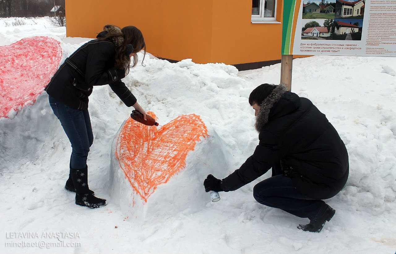 В снежной стройке около усадьбы Гальских приняли участие порядка 30 человек