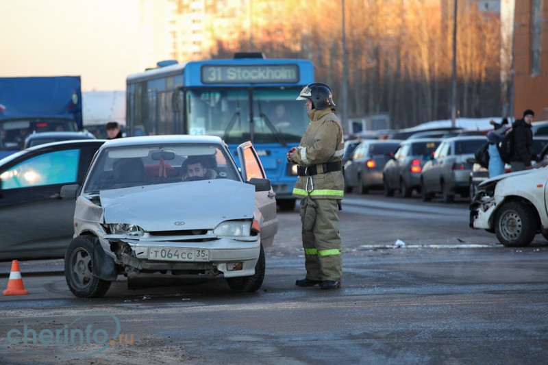 По данным ГИБДД, авария произошла из-за того, что водитель «Лады» проехал на красный и врезался в ВАЗ-2115
