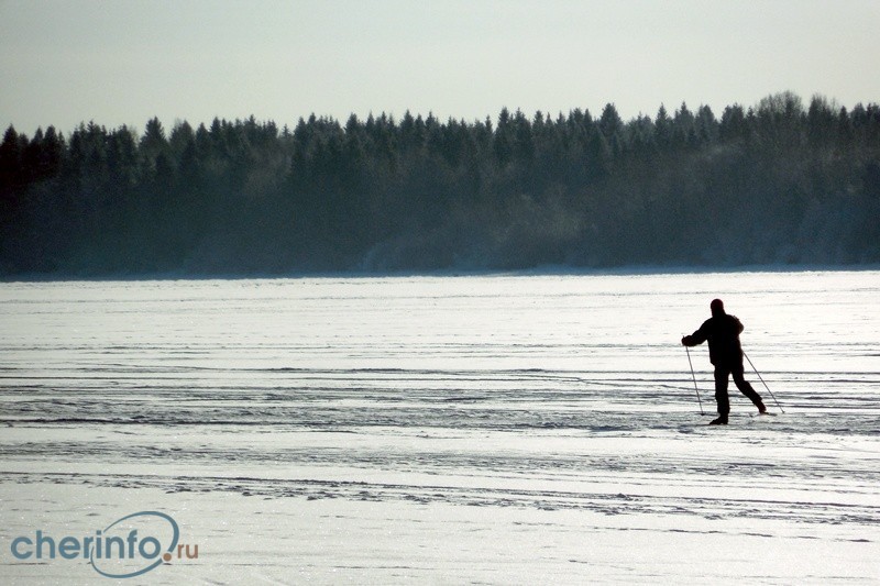 Спасатели и инспекторы ГИМС предупредили как рыбаков, так и любителей лыжных прогулок о том, что лед повсеместно размыт