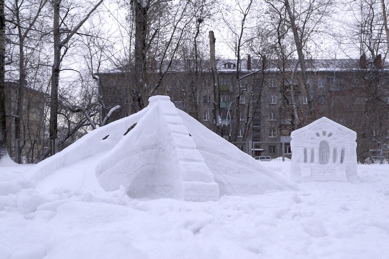  Детский сад № 86 построил на своей территории настоящий город из снега Фото: оргкомитет конкурса снежных скульптур 