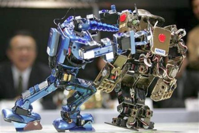  В «Битве роботов» участвуют старшеклассники, которые программируют роботов «Лего» Фото: http://thejam.ru 