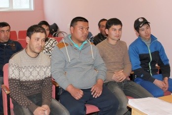  Мигранты учатся правильно строить предложения, выделять в нем главную мысль, задавать вопросы Фото: УМФС по Вологодской области 