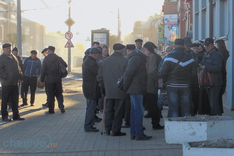 Ранним утром около офиса «СОГАЗа» на улице Ленина уже стоят очереди — с записью фамилий на листочках и посменными дежурствами