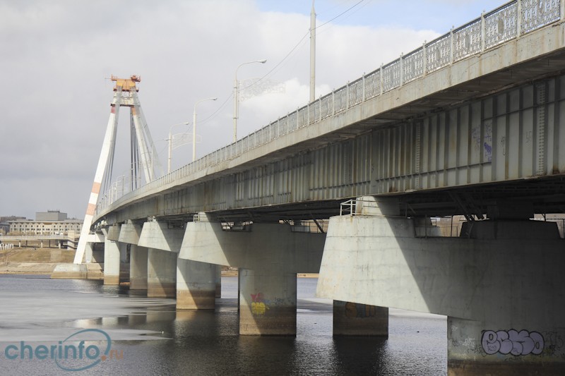 В связи с аварийной ситуацией, контроль за мостом ведется три-четыре раза в день