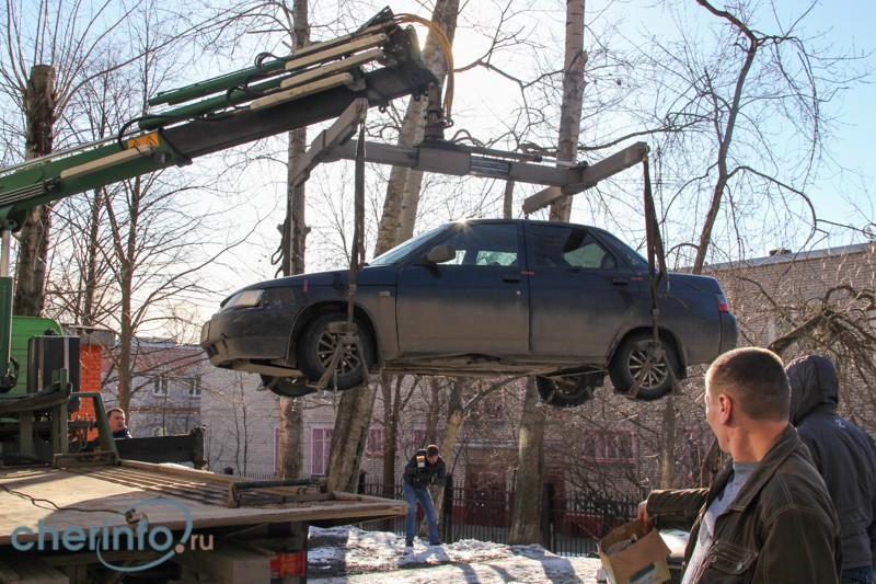 Хозяин автомобиля, 43-летний мужчина, задолжал более 100 тысяч рублей алиментов
