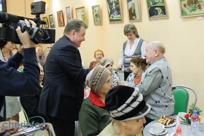 Награды ветеранам вручал председатель городской Думы Андрей Подволоцкий