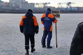 Несмотря ни на что, рыбаки продолжают сидеть на льду