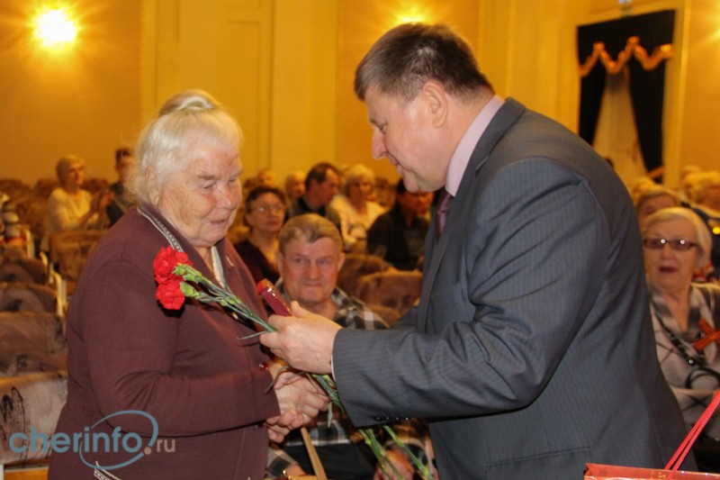 Сергей Косарев вручил ветеранам цветы и медали