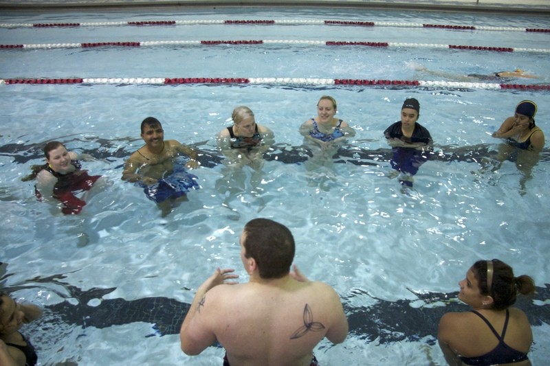  Инструкторы по плаванию пройдут обучение в том числе по умению оказывать первую помощь Фото: https://aereed.files.wordpress.com 