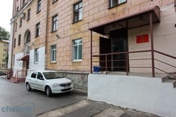 Пьяного парня доставили в отдел полиции, где сообщили, что стоимость разбитого кондиционера составляет 100 тысяч рублей