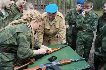  Юнармейцам предстоит примерить костюм химзащиты, собрать на время автомат Фото: http://www.petrovskiokrug.ru/ 