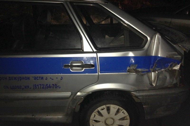  После столкновения со служебной машиной полиции пьяный водитель «буханки» попытался выехать из города Фото: отдел ГИБДД 