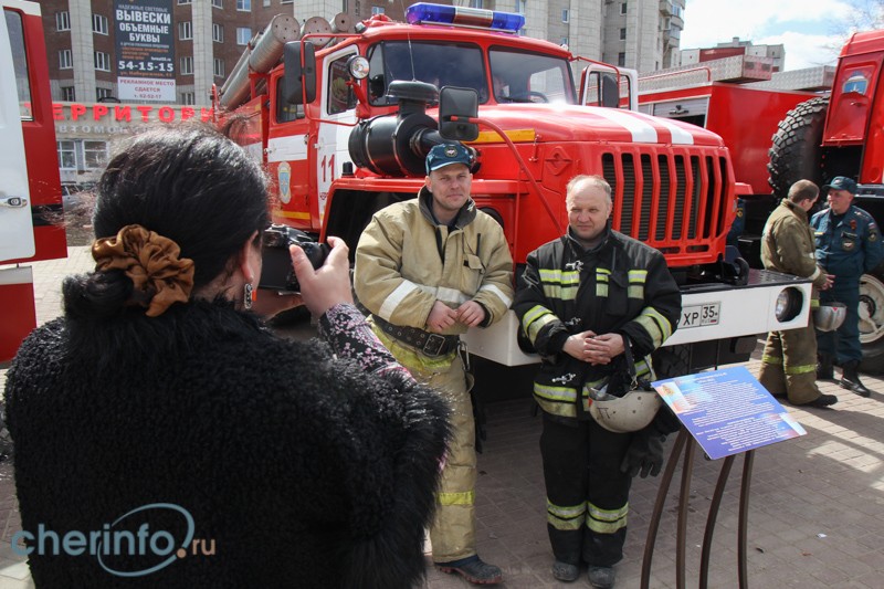 Профессионалы рассказывали прохожим о пожарных машинах и их характеристиках