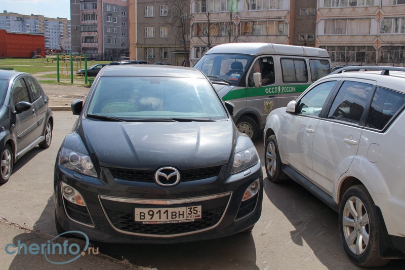 Владелица «Мазды» накопила 17 тысяч рублей штрафов за парковку на газонах