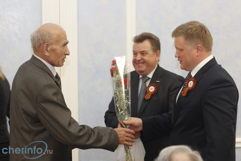 С наступающим праздником ветеранов поздравил мэр Череповца Юрий Кузин