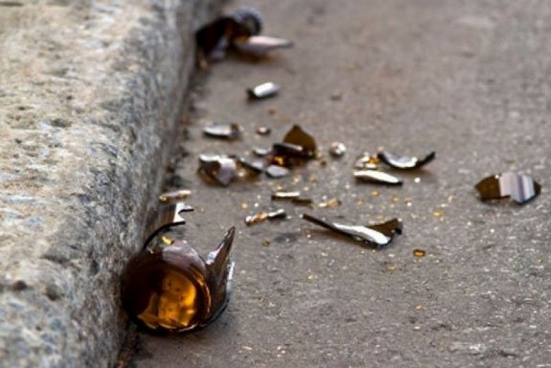  Бутылка разбилась, осколки из-под колес вылетели на стоящую на тротуаре 31-летнюю женщину Фото: http://dnepr-news.net/ 