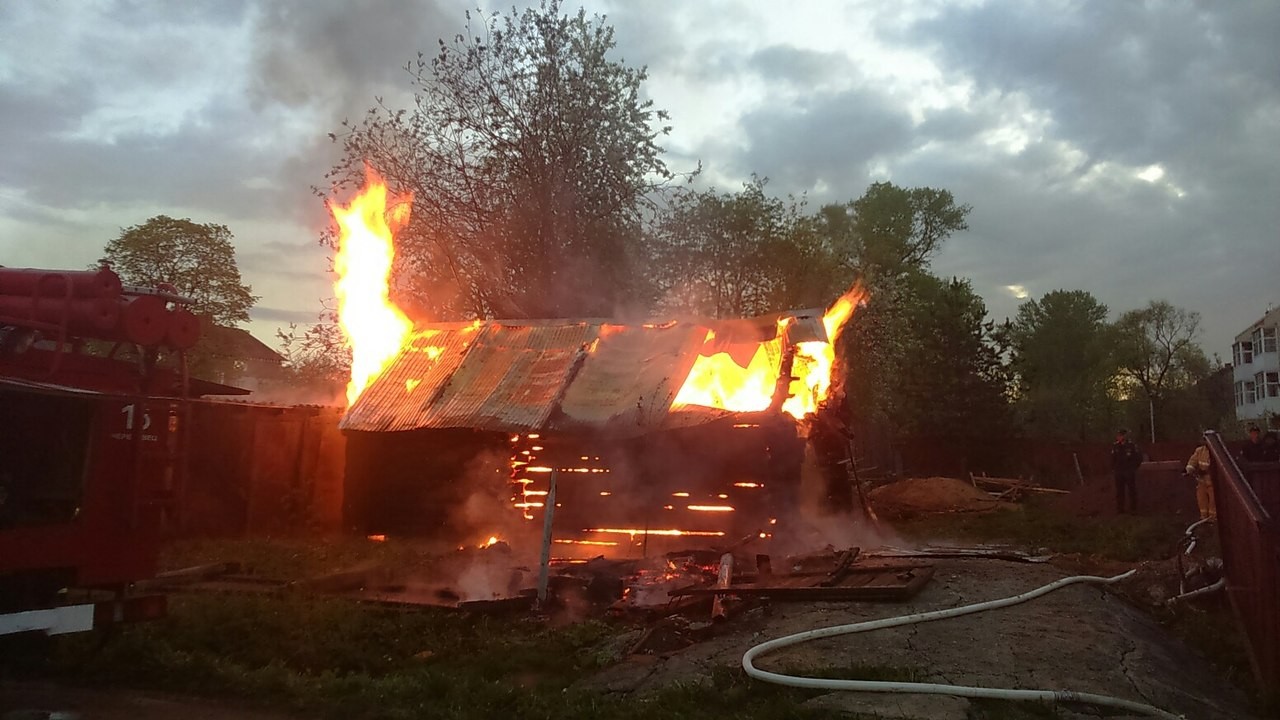  Спасти деревянное строение на Верещагина пожарным не удалось Фото: ДТП Череповца 