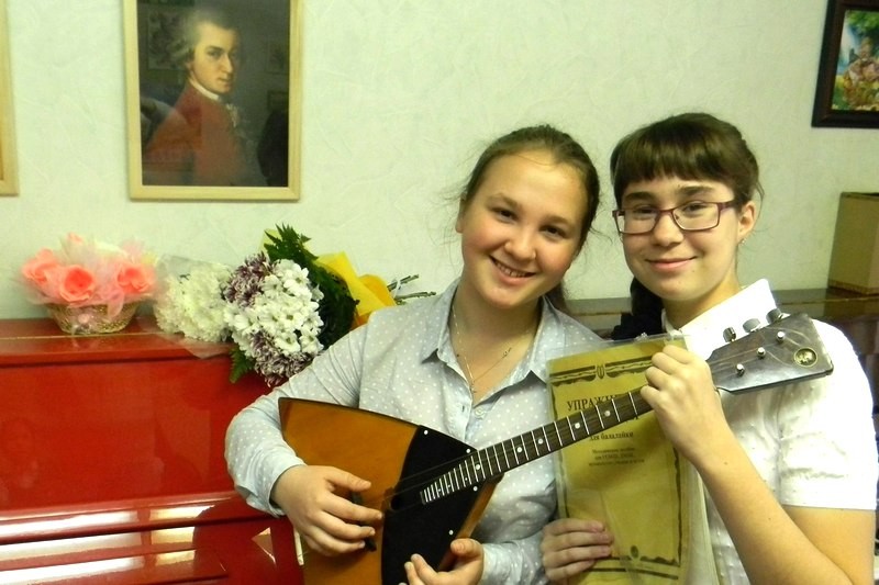 Анастасия Хинская (слева) в этом году заканчивает детскую школу искусств