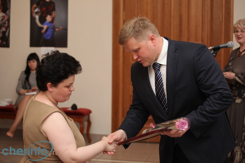 Юрий Кузин поздравил библиотекарей с праздником и вручим им награды