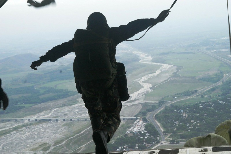  На освобождение парашютиста, висящего на проводах на десятиметровой высоте, у спасателей ушел час Фото: pixabay.com 