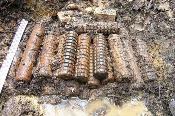  В окопе найдены тротиловые шашки разной массы, 12 финских эрзац-мин и 11 финских противопехотных мин М-42 Фото: УФСБ по Вологодской области 