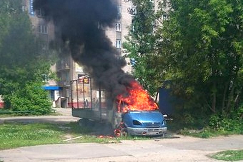  Брошенный автомобиль загорелся по неизвестной причине Фото: Олеся Гронская, vk.com 