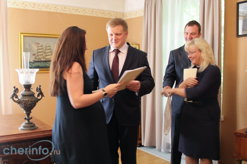 Мэр города Юрий Кузин вручил председателям четырех самоуправлений дипломы за активную жизненную позицию